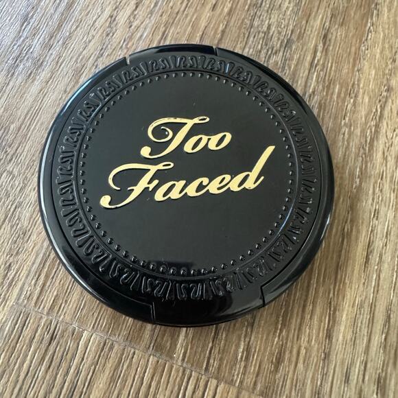 Too Faced Medium/Deep Matte Bronzer in Chocolate Soleil - Picture 2 of 3